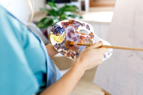 Picture of an artist palette being held in one hand and a paint brush in the other. Creative people can get concierge counseling in Maryland here. Answer the question 